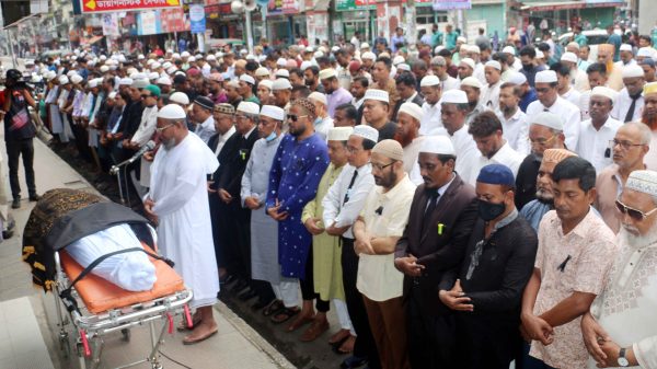 নিহত সাবেক বিসিসি কাউন্সিলর ও বিএনপি নেতা গিয়াস উদ্দিন বাবুল মোল্লার নামাজে জানাজা বৃহস্পতিবার নগরীর সদর রোডে অনুষ্ঠিত হয়।