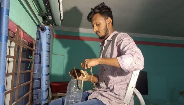 বরিশাল সদর উপজেলার চরকাউয়া ইউনিয়নের কর্ণকাঠি গ্রামের হাজী বাড়ির বাসিন্দা জীবুল হক সেন্টুর বাসার বেডরুমের এসির ইনডোর ইউনিট থেকে সাপগুলো উদ্ধার করে বন্যপ্রাণী উদ্ধারকারী সংগঠন এনিমেল লাভার্স অব পটুয়াখালী। ছবি: বিপ্লবী বাংলাদেশ।