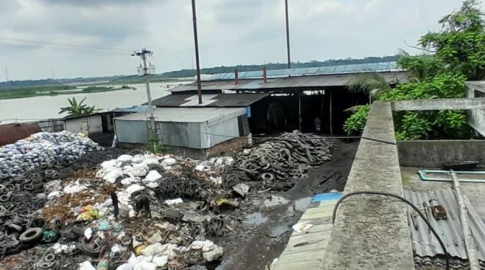 সুগন্ধা নদীর তীরে ফসলি জমিতে ‘পায়রা রিসাইক্লিং প্ল্যান্ট’ পাইরোলাইসিস কারখানা। গত মঙ্গলবার দুপুরে বরিশালের বাবুগঞ্জ উপজেলার রহমতপুর ইউনিয়নের দোয়ারিকা এলাকায়। ছবি: বিপ্লবী বাংলাদেশ।